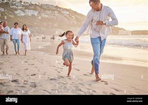 Petite Fille Qui Court La Plage Banque De Photographies Et Dimages