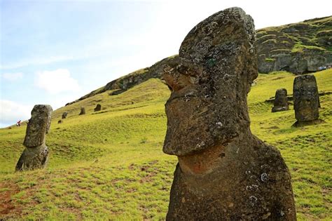 Unzählige gigantische verlassene Moai Statuen auf dem Vulkan Rano