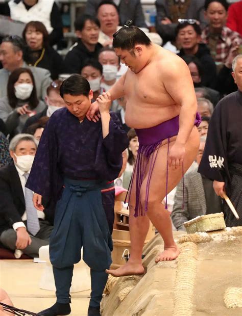 ＜大相撲春場所14日目＞大の里（右）ははたき込みで阿炎を破る（撮影・奥 調） ― スポニチ Sponichi Annex スポーツ