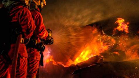 Auto Elettrica Prende Fuoco Nel Garage Casa Distrutta Dalle Fiamme