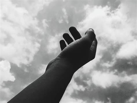 Foto Aesthetic Tangan Di Langit 47 Koleksi Gambar