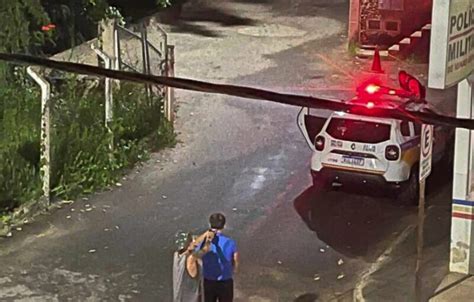 Jovem Em Surto Faz Prefeito Ref M Na Frente De Quartel Not Cias