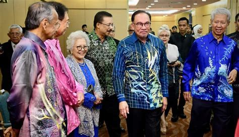 Campur Tangan Politik Melampau Pinggirkan Penjawat Awam Anwar Ibrahim