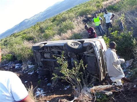 Un Minibus De Maoueni Avec Des Passagers A Fait Un Accident Entre