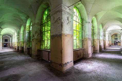 Gangen In Verlaten Italiaans Ziekenhuis Van Roman Robroek Foto S Van