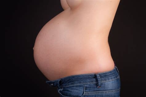 Beau Ventre De Femme Enceinte Photo Premium