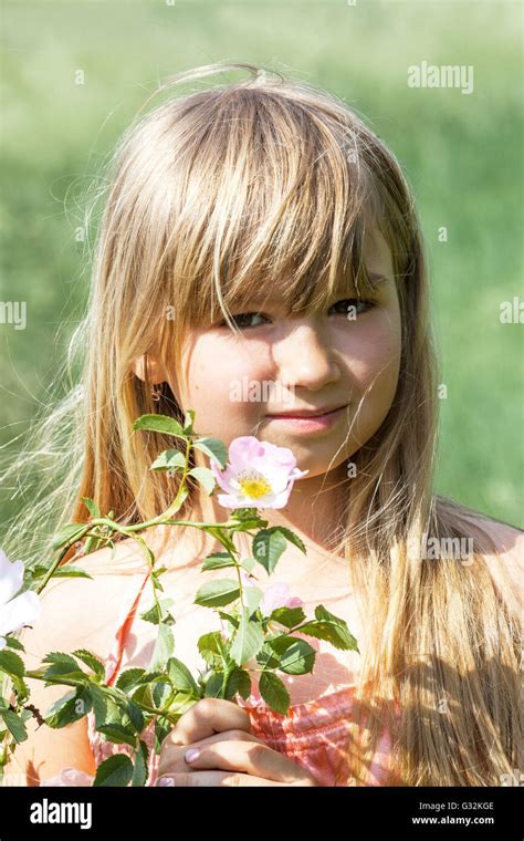 Jeune Fille De Fleur Banque De Photographies Et Dimages à Haute