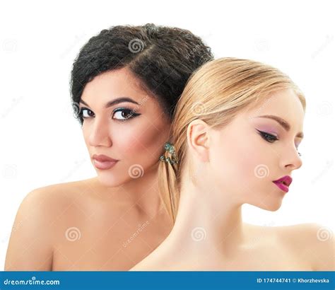 Femmes En Amour Fille Blonde Du Caucase Et Belles Jeunes Filles Posent Dans Le Studio Au Dessus