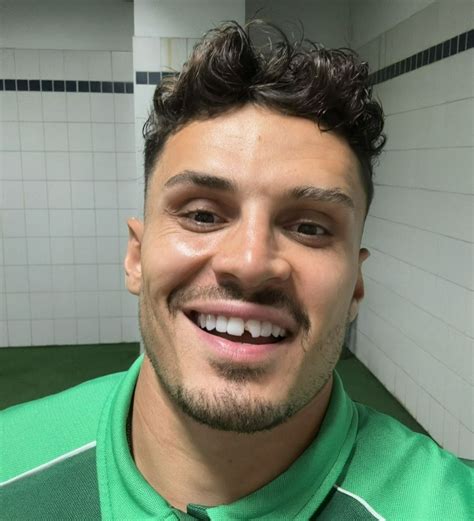 Veiga posta foto do dente quebrado após vitória do Palmeiras e clube