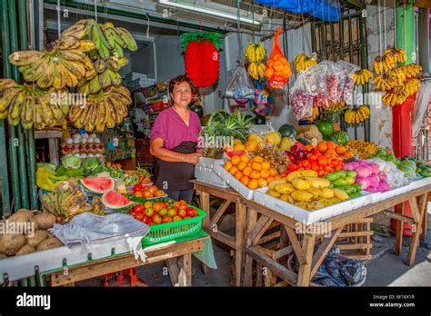 Philippines Fruit Market Hi Res Stock Photography And Images Alamy