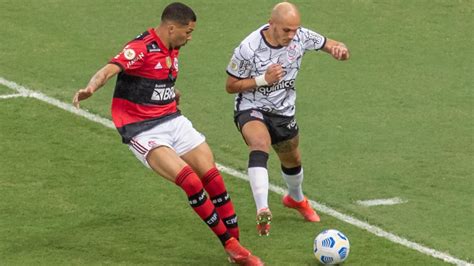 Flamengo x Corinthians Torcedores criticam atuação de Vitor Gabriel no