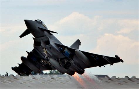 Eurofighter Typhoon Take-Off at Farnborough Airshow 25.07.2010. | Military aircraft, Fighter ...