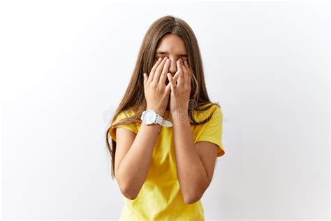 Joven Adolescente De Brunette Parado Sobre Un Fondo Aislado Frotando Los Ojos Por Fatiga Y Dolor