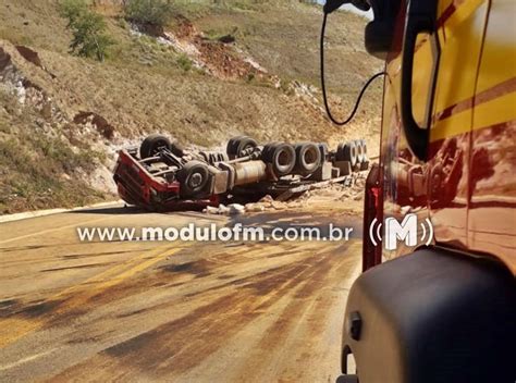 ATUALIZADA Caminhoneiro fica preso às ferragens e morre na Serra da