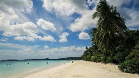 Pantai Ngurbloat Di Maluku Tenggara Memiliki Pasir Putih Yang Sangat