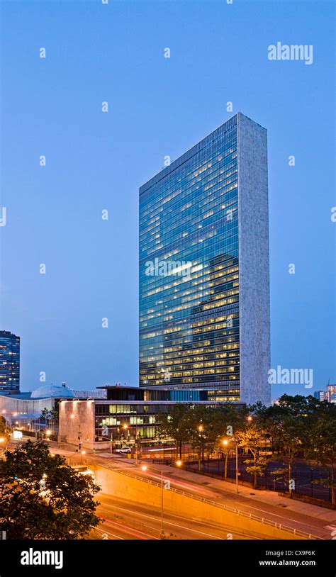 The Secretariat Building United Nations Headquarters The Un New