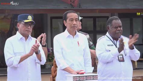 Jokowi Resmikan Bandara Ewer Di Kabupaten Asmat Papua