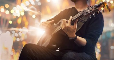 Guitarrista En El Escenario Y Canta En Un Concierto Foto Premium