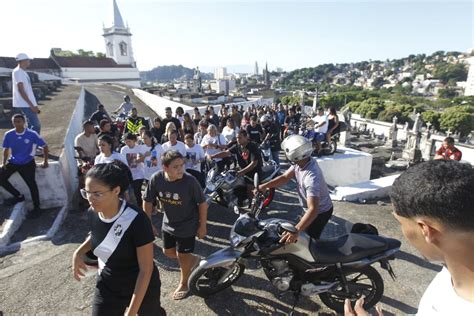 Protesto E Homenagens Marcam Enterro De Motoboy Morto Em Briga De