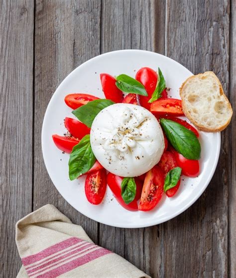 Queijo burrata italiano tomate e manjericão salada alimentação