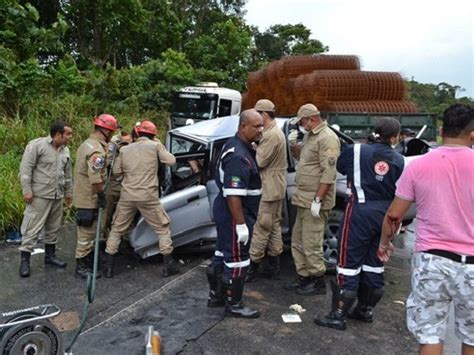 G Colis O Entre Carro E Caminh O Deixa V Tima Presa S Ferragens Em