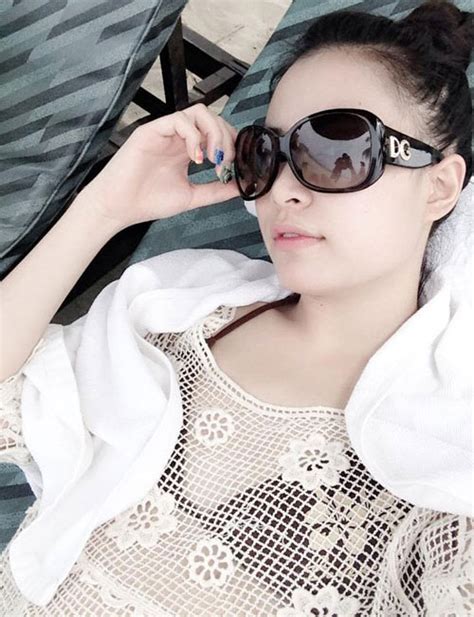 Người đẹp Việt nửa kín nửa hở với bikini