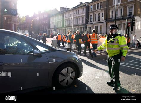 Londres Reino Unido 15 de noviembre de 2023 Un oficial de policía