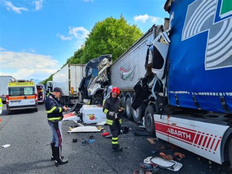 Caianello Scontro Tra Autotreni Su A Morto Autista Incastrato Tra