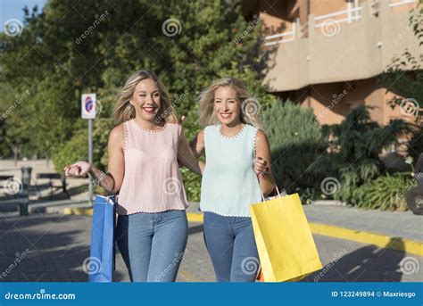 Hermana De La Mujer De Dos Blonde Que Sonríe Y Que Ríe Feliz Después De Hacer Compras Foto de