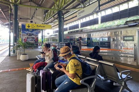 403 000 Penumpang Berangkat Dari Stasiun Gambir Pasar Senen