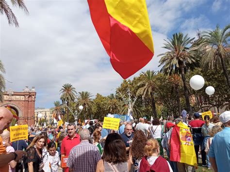 Miles De Personas Salen A La Calle En Barcelona Para Plantar Cara Al