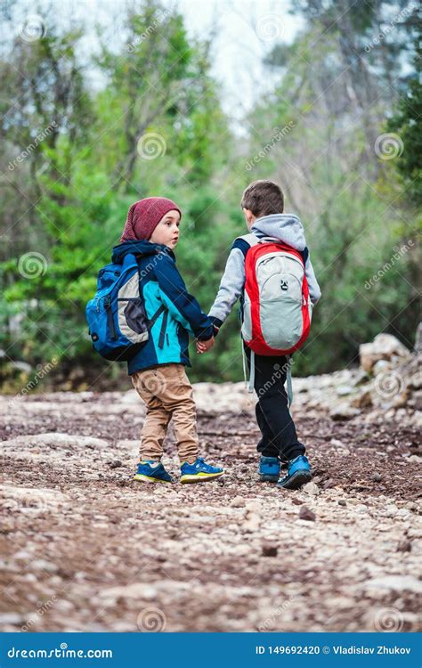 Due Ragazzi Con Gli Zainhi Stanno Camminando Lungo Un Sentiero Nel