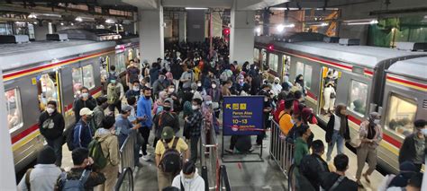 KRL Bogor Gangguan, Penumpang Menumpuk di Stasiun Manggarai : Okezone ...