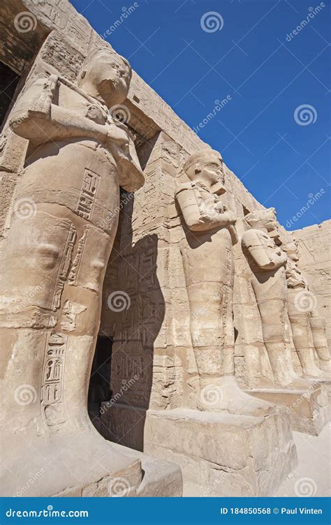 Estátua E Entalhes Hieróglifos Num Templo Egípcio Antigo Foto de Stock