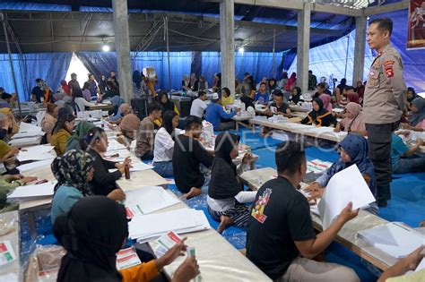 Sortir Dan Pelipatan Surat Suara Di KPU Kabupaten Gorontalo ANTARA Foto