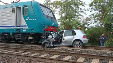 Udine Auto Travolta Dal Treno Al Passaggio A Livello YouTube