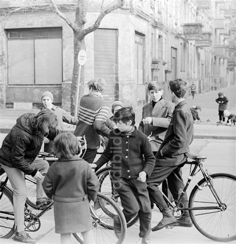 DDR Fotoarchiv Berlin Jugendliche mit Fahrrädern in Berlin der