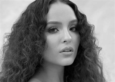 Larissa Manoela posa de topless e faz alerta sobre câncer de mama