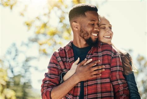 Diversidade Amor E Abra O De Casal Na Natureza Para Relaxar F Rias De