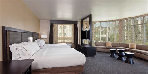 Hotels Near Disneyland in Anaheim, CA | Holiday Inn Express & Suites ...