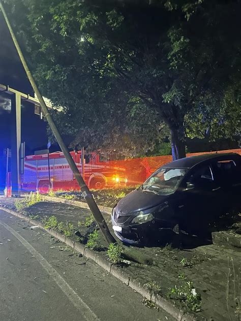 Perde Il Controllo Dell Auto E Va A Sbattere Contro Un Palo Della