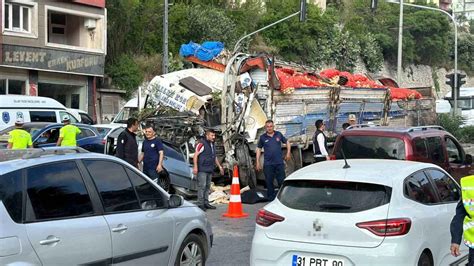 Hatay da freni patlayan kamyon araçlara daldı 3 ölü 20 yaralı Haberler