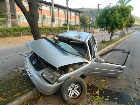 G1 Homem dorme ao volante e bate carro em árvore no Vale do Aço