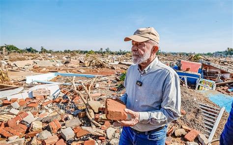 Em Meio De Cen Rio Desolador Lula Posa Pra Foto Segurando Tijolo Veja