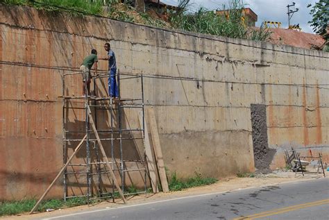 Retomada das obras do Muro de Contenção na Avenida do Contorno