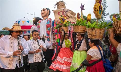 La Ku Nchekua Viste De Colores Las Calles De Oaxaca Latino Detroit