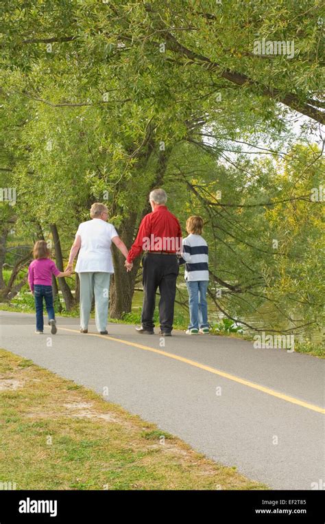 Grands Parents Petits Enfants Campagne Banque De Photographies Et D