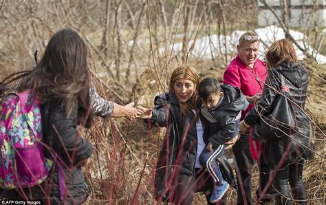 Dramatic Photos Show Asylum Seekers Crossing Into Canada Daily Mail