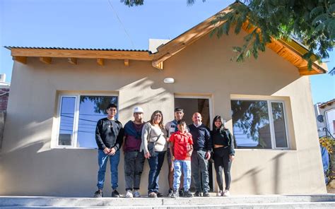 El Intendente Y La Titular Del Ipv Entregaron La Vivienda A Una Familia