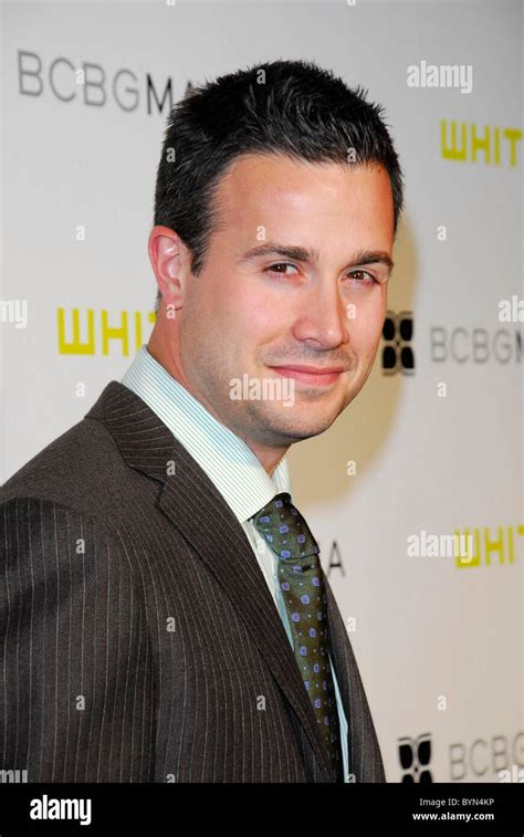 Freddie Prinze Jr Whitney Contemporaries Host Art Party Sponsored By